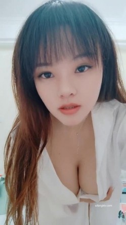 刺激野外~【成都00年大胸妹】深夜户外~火车~全裸~道具自慰~真实刺激，路人看到都惊呆了~！ 截图16