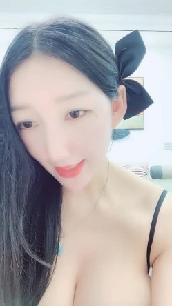 爆乳胸模皮肤白皙如牛奶，吊钟巨乳晃来晃去实在是大，实在是打飞机首选 截图1
