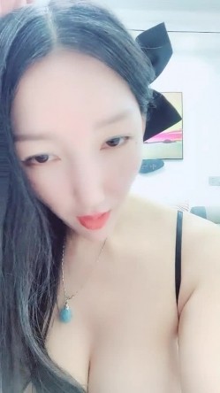 爆乳胸模皮肤白皙如牛奶，吊钟巨乳晃来晃去实在是大，实在是打飞机首选 截图2