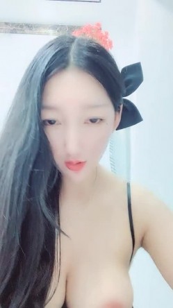 爆乳胸模皮肤白皙如牛奶，吊钟巨乳晃来晃去实在是大，实在是打飞机首选 截图3