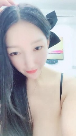 爆乳胸模皮肤白皙如牛奶，吊钟巨乳晃来晃去实在是大，实在是打飞机首选 截图6