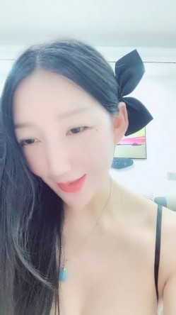 爆乳胸模皮肤白皙如牛奶，吊钟巨乳晃来晃去实在是大，实在是打飞机首选 截图9