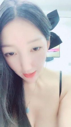 爆乳胸模皮肤白皙如牛奶，吊钟巨乳晃来晃去实在是大，实在是打飞机首选 截图14