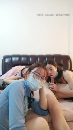 精神小伙双飞两个情趣装骚妹子，换着给小哥口交大鸡巴吃奶子玩逼，各种抽插爆草还得陪狼友撩骚听指挥刺激 截图9