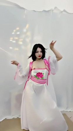 青春无敌，抖音风艺校美少女【杨晓花】定制福利，露脸露点，各种热门BGM裸舞 截图2
