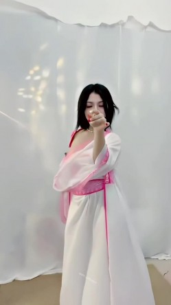 青春无敌，抖音风艺校美少女【杨晓花】定制福利，露脸露点，各种热门BGM裸舞 截图3