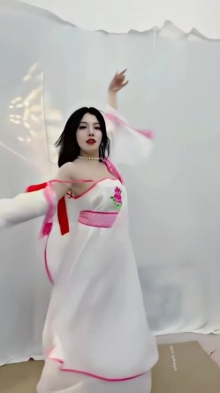 青春无敌，抖音风艺校美少女【杨晓花】定制福利，露脸露点，各种热门BGM裸舞 截图12