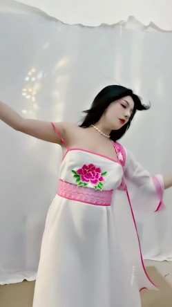 青春无敌，抖音风艺校美少女【杨晓花】定制福利，露脸露点，各种热门BGM裸舞 截图15