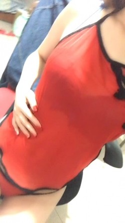 《台湾情侣泄密》红色学生制服美女用按摩棒自慰和男友啪啪遭曝光 截图10
