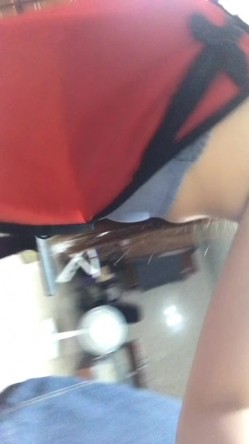 《台湾情侣泄密》红色学生制服美女用按摩棒自慰和男友啪啪遭曝光 截图13