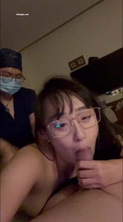 【绿帽淫妻】反差眼镜少妇，极品高颜值露脸人妻「SMMSMM」，约炮入珠单男，和上门推油男技师调情，被当作母狗多人淫趴调教 截图16