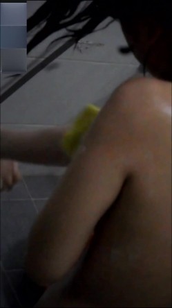 国产洗澡偷拍合集系列 夜晚冒死爬天窗偷拍两个漂亮的打工妹洗澡 截图14