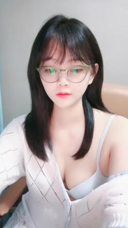 舞蹈生桃子极品美臀清纯眼镜萌妹，半脱下内裤扭动肥臀，热舞摆弄小腰枕头骑乘，抬起双腿露粉穴手指扣弄 截图1