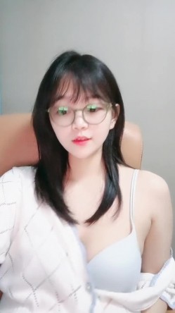 舞蹈生桃子极品美臀清纯眼镜萌妹，半脱下内裤扭动肥臀，热舞摆弄小腰枕头骑乘，抬起双腿露粉穴手指扣弄 截图2