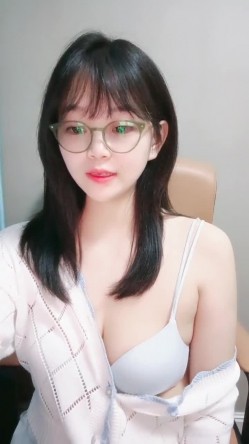 舞蹈生桃子极品美臀清纯眼镜萌妹，半脱下内裤扭动肥臀，热舞摆弄小腰枕头骑乘，抬起双腿露粉穴手指扣弄 截图3