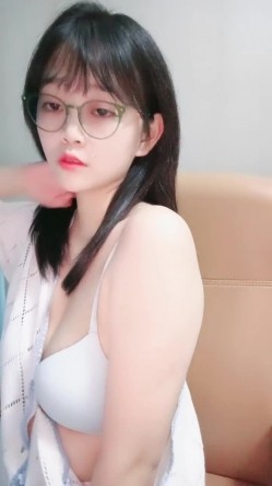 舞蹈生桃子极品美臀清纯眼镜萌妹，半脱下内裤扭动肥臀，热舞摆弄小腰枕头骑乘，抬起双腿露粉穴手指扣弄 截图5