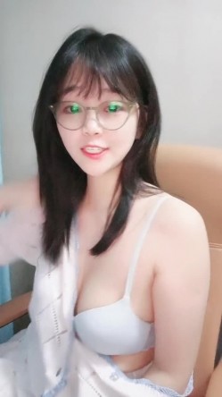 舞蹈生桃子极品美臀清纯眼镜萌妹，半脱下内裤扭动肥臀，热舞摆弄小腰枕头骑乘，抬起双腿露粉穴手指扣弄 截图6