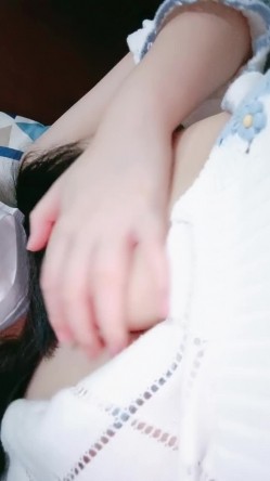 舞蹈生桃子极品美臀清纯眼镜萌妹，半脱下内裤扭动肥臀，热舞摆弄小腰枕头骑乘，抬起双腿露粉穴手指扣弄 截图14