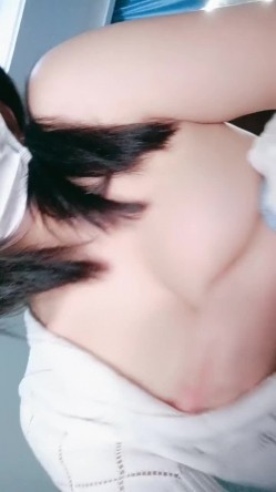 舞蹈生桃子极品美臀清纯眼镜萌妹，半脱下内裤扭动肥臀，热舞摆弄小腰枕头骑乘，抬起双腿露粉穴手指扣弄 截图16