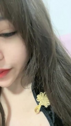 大眼睛新人漂亮妹子性感情趣装黑丝居家自慰，完美翘臀拨开内裤跳蛋塞逼，露出大白美乳揉搓，毛毛弄呻吟诱人 截图1