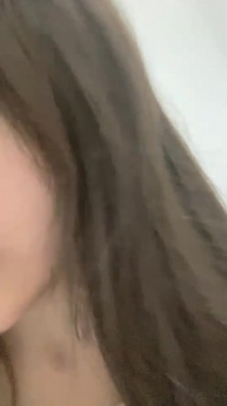 大眼睛新人漂亮妹子性感情趣装黑丝居家自慰，完美翘臀拨开内裤跳蛋塞逼，露出大白美乳揉搓，毛毛弄呻吟诱人 截图2