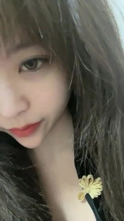 大眼睛新人漂亮妹子性感情趣装黑丝居家自慰，完美翘臀拨开内裤跳蛋塞逼，露出大白美乳揉搓，毛毛弄呻吟诱人 截图4