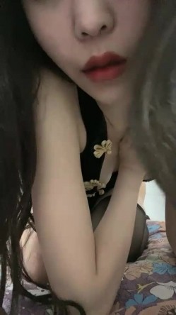 大眼睛新人漂亮妹子性感情趣装黑丝居家自慰，完美翘臀拨开内裤跳蛋塞逼，露出大白美乳揉搓，毛毛弄呻吟诱人 截图5