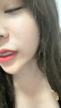 大眼睛新人漂亮妹子性感情趣装黑丝居家自慰，完美翘臀拨开内裤跳蛋塞逼，露出大白美乳揉搓，毛毛弄呻吟诱人 截图6