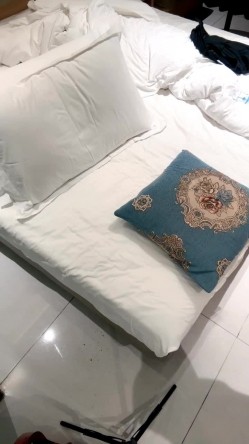 无毛逼黑丝极品小骚妹跟小哥在酒店激情啪啪，乖巧听话口交大鸡巴，让小哥压在身下放肆抽插，浪叫呻吟不止 截图13