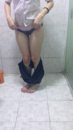 付费购买的南宁大奶少妇，身材超极品，天然大爆乳，打奶泡一定非常非常爽，浴室湿身 沐浴诱惑！！ 截图4