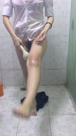 付费购买的南宁大奶少妇，身材超极品，天然大爆乳，打奶泡一定非常非常爽，浴室湿身 沐浴诱惑！！ 截图5