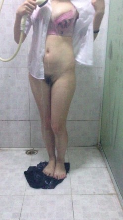 付费购买的南宁大奶少妇，身材超极品，天然大爆乳，打奶泡一定非常非常爽，浴室湿身 沐浴诱惑！！ 截图7