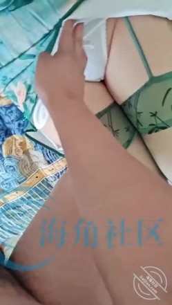 嫂子夹着小叔子的精液去和公婆吃饭，丁字裤都挡不住了 截图2