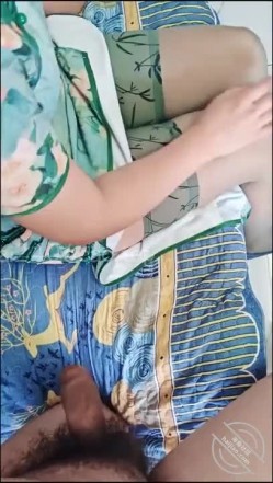 嫂子夹着小叔子的精液去和公婆吃饭，丁字裤都挡不住了 截图3