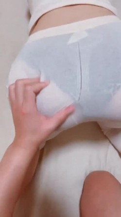 穿着白色透明内衣，透着里面的豹纹内裤，弟弟说这种似露非露的感觉最吸引他呢，在他哥哥面前都差点忍不住，一直都硬着呢 截图2