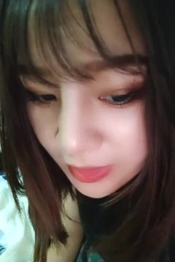 大三学姐露脸出租屋内发骚黑丝情趣，性感的内裤蝴蝶骚逼，自己揉捏大奶子抠骚逼水好多，跳弹塞逼里玩，叫的骚 截图5