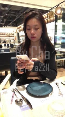 户外极限挑战直接秒杀各界露出达人的推特红人By.Cha逆天任务~公共场合露出、啪啪、紫薇全程露脸全套无水原版 吴晗第7期餐厅吃饭 截图10