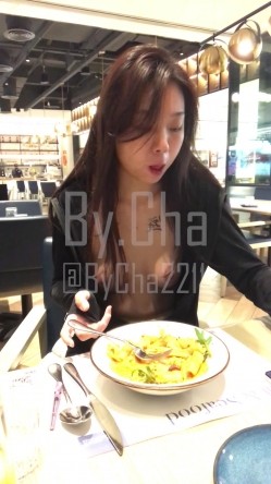 户外极限挑战直接秒杀各界露出达人的推特红人By.Cha逆天任务~公共场合露出、啪啪、紫薇全程露脸全套无水原版 吴晗第7期餐厅吃饭 截图14