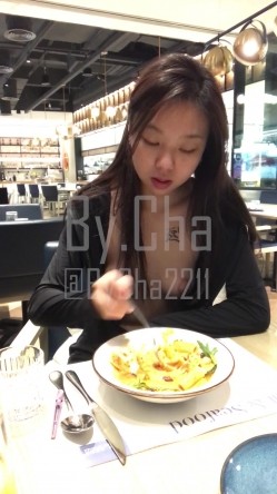 户外极限挑战直接秒杀各界露出达人的推特红人By.Cha逆天任务~公共场合露出、啪啪、紫薇全程露脸全套无水原版 吴晗第7期餐厅吃饭 截图16