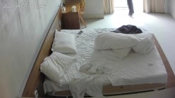 酒店公寓 长发及腰 身娇腿长的小美女 除了有点贫乳 其它都在线 退房前被男人一场晨运操翻并内射 截图3