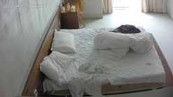 酒店公寓 长发及腰 身娇腿长的小美女 除了有点贫乳 其它都在线 退房前被男人一场晨运操翻并内射 截图4