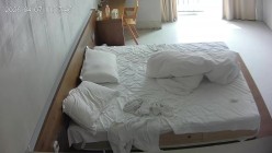 酒店公寓 长发及腰 身娇腿长的小美女 除了有点贫乳 其它都在线 退房前被男人一场晨运操翻并内射 截图5