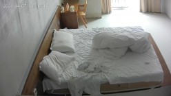 酒店公寓 长发及腰 身娇腿长的小美女 除了有点贫乳 其它都在线 退房前被男人一场晨运操翻并内射 截图9