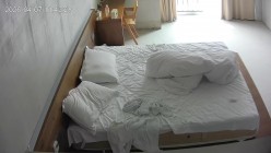 酒店公寓 长发及腰 身娇腿长的小美女 除了有点贫乳 其它都在线 退房前被男人一场晨运操翻并内射 截图12