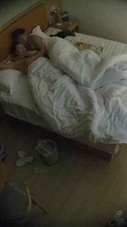 酒店偷拍可爱婴儿肥甜妹进入房间就勤快的铺好垫子准备挨屌健壮男友临走试戴文胸 截图1