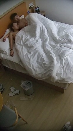 酒店偷拍可爱婴儿肥甜妹进入房间就勤快的铺好垫子准备挨屌健壮男友临走试戴文胸 截图2