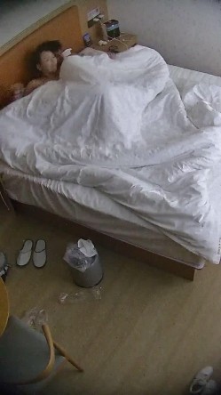 酒店偷拍可爱婴儿肥甜妹进入房间就勤快的铺好垫子准备挨屌健壮男友临走试戴文胸 截图3