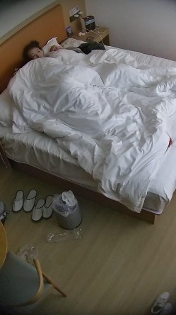 酒店偷拍可爱婴儿肥甜妹进入房间就勤快的铺好垫子准备挨屌健壮男友临走试戴文胸 截图5