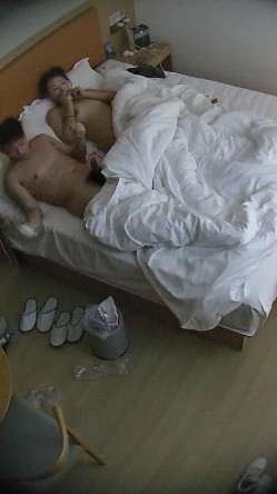 酒店偷拍可爱婴儿肥甜妹进入房间就勤快的铺好垫子准备挨屌健壮男友临走试戴文胸 截图6