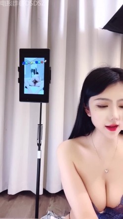 颜值姐妹花车模【莎莎】双飞约操轮流坐屌，后入打桩边干边喷 截图1